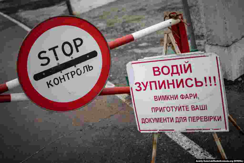 Причин заборони перетину російські гібридні сили не озвучують, хоча українська сторона раніше зробила КПВВ у Щасті не лише пішохідним, а й автомобільним, як того вимагало угруповання «ЛНР». 