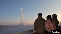 Sjevernokorejski vođa Kim Jong Un gleda na lansiranje interkontinentalne balističke rakete Hwasong-18 tokom, kako Sjeverna Koreja kaže, vježbe na nepoznatoj lokaciji 18. decembra. 2023.