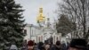Credincioși și preoți, după slujba de la mănăstirea Pecersk Lavra din Kiev