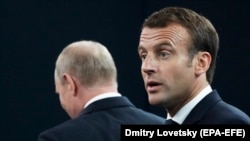 Президент Франції Емманюель Макрон (п) і президент Росії Володимир Путін

