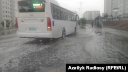 Aşgabatda ýene doly gatyşykly güýçli ýagyş ýagdy. 29-njy maý, 2019 ý.