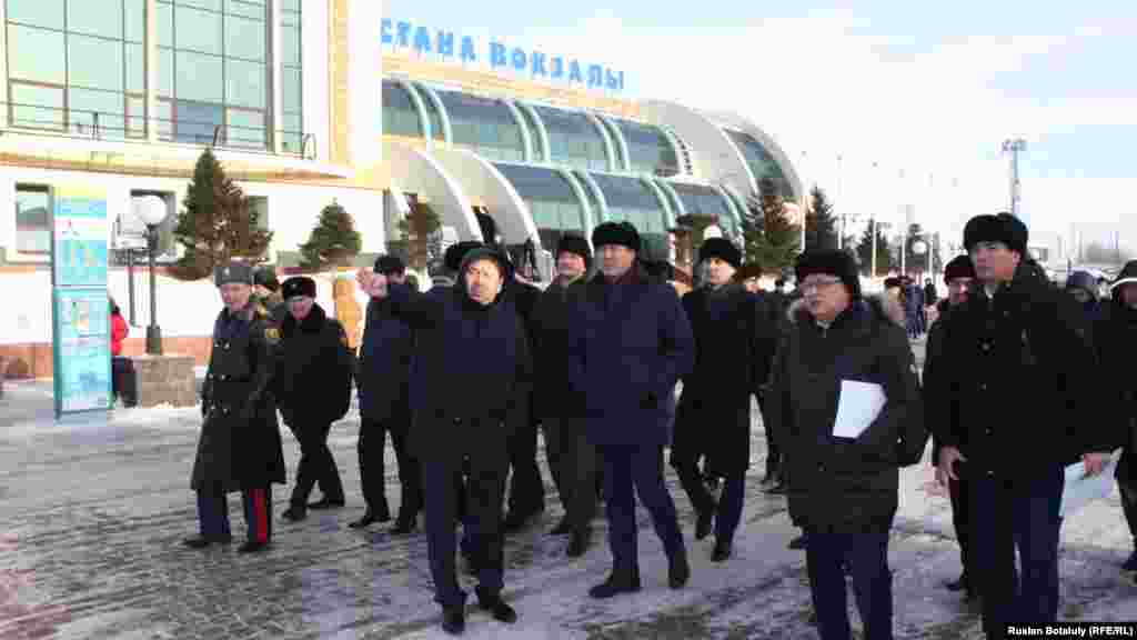 На парковке у железнодорожного вокзала во второй половине дня появился аким Астаны Асет Исекешев (в центре). Он давал поручение покончить с хаотичной парковкой, на которой стояли в основном нелегальные таксисты. 