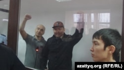 Гражданские активисты Макс Бокаев и Талгат Аян в зале суда (на заднем плане). Атырау, 28 ноября 2016 года.