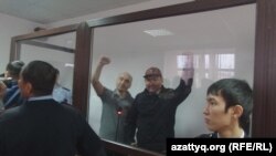 Айыпталуучулар Макс Бокаев (солдо) жана Талгат Аян сот залында.