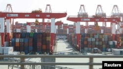 Macarale de mărfuri în portul Yangshan Port din Shanghai (imagine de arhivă).