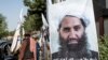 Posteri i udhëheqësit shpirtëror të talibanëve, Haibatullah Akhundzada, përgjatë një rruge në Kabul