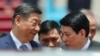Președintele Chinei, Xi Jinping (s), discută cu președintele Vietnamului, Luong Cuong (d), la începutul vizitei de stat pe care o face la Hanoi, pe 14 aprilie 2025.