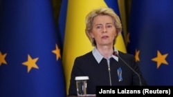 Раніше Урсула фон дер Ляєн у відео, оприлюдненому у твіттері Єврокомісії, заявила, що внаслідок російського вторгнення загинули 100 тисяч українських військових та 20 тисяч цивільних. Згодом це відео відредагували, прибравши дані про втрати 