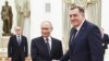 Președintele rus, Vladimir Putin, primindu-l la Kremlin pe 1 aprilie pe Milorad Dodik, liderul naționalist Republicii Srpska căutat de justiția de acasă pentru infracțiunea de atac la ordinea constituțională a Bosniei-Herțegovina