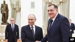 Președintele rus, Vladimir Putin, primindu-l la Kremlin pe 1 aprilie pe Milorad Dodik, liderul naționalist Republicii Srpska căutat de justiția de acasă pentru infracțiunea de atac la ordinea constituțională a Bosniei-Herțegovina