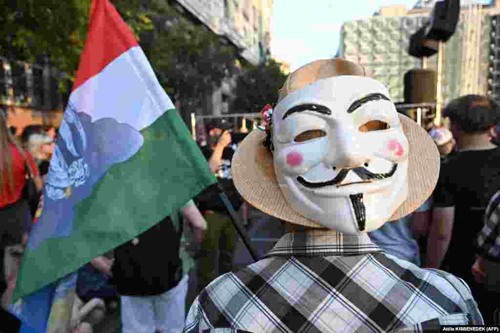 تجمع معلمان و دانش‌آموزان در برابر ساختمان وزارت کشور مجارستان در بوداپست، در اعتراض به اخراج یک مدیر دبیرستان که دستور دولت برای «ممنوعیت تلفن هوشمند» را اجرا نکرده بود.