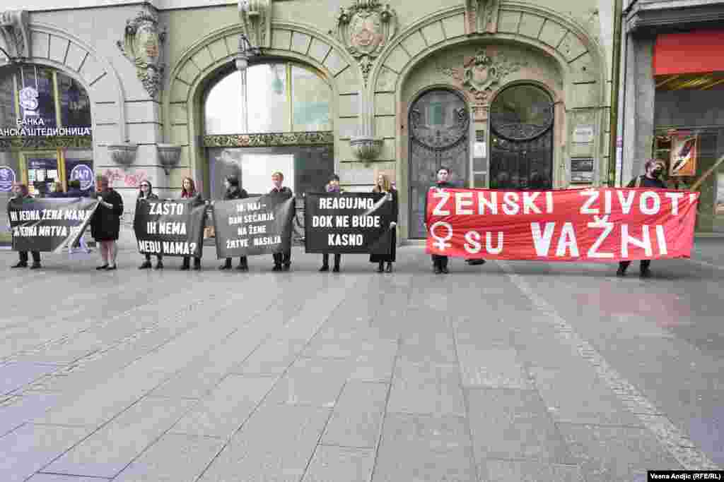 Reč je o femicidu, ubistvima motivisanim mržnjom prema ženama. Prosečno oko četvrtina ubijenih žena prijavljivalo je institucijama nasilje pre toga. 