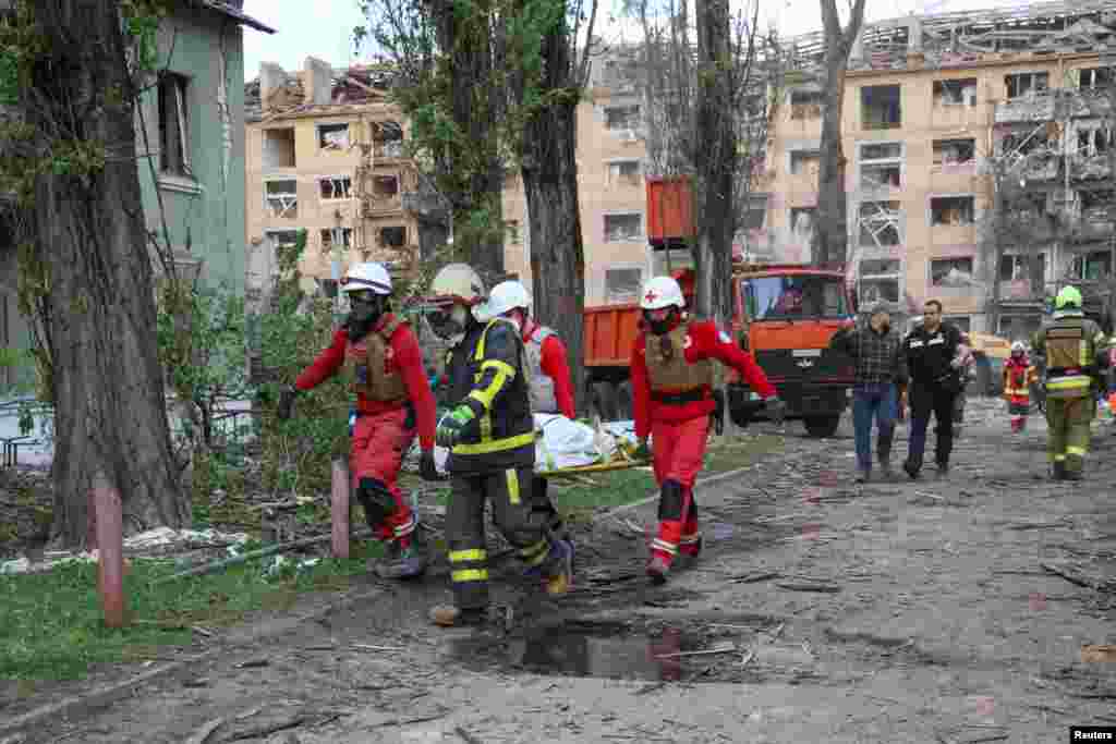 Spasioci nose žrtvu napada, pronađenu ispod ruševina stambene zgrade