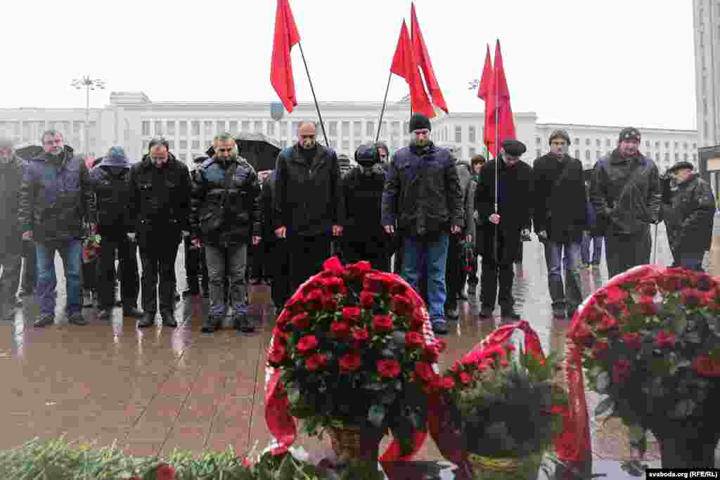 Пасьля праўладных камуністаў кветкі да помніка Леніну ўсклалі прадстаўнікі партыі «Справядлівы сьвет» (якая да 2009 году называлася Партыяй камуністаў беларускай).