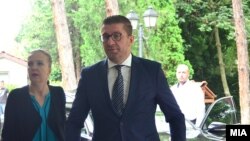 Архивска фотографија - Христијан Мицкоски и Тања Каракамишева доаѓаат на лидерска средба