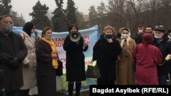 Адвокат Айман Умарова выступает перед собравшимися, отменяя акцию протеста против поправок к законодательству, касающихся адвокатской и юридической деятельности. Алматы, 13 марта 2021 года.