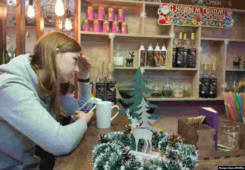 O tânără își bea cafeau într-un local din Tiraspol. 