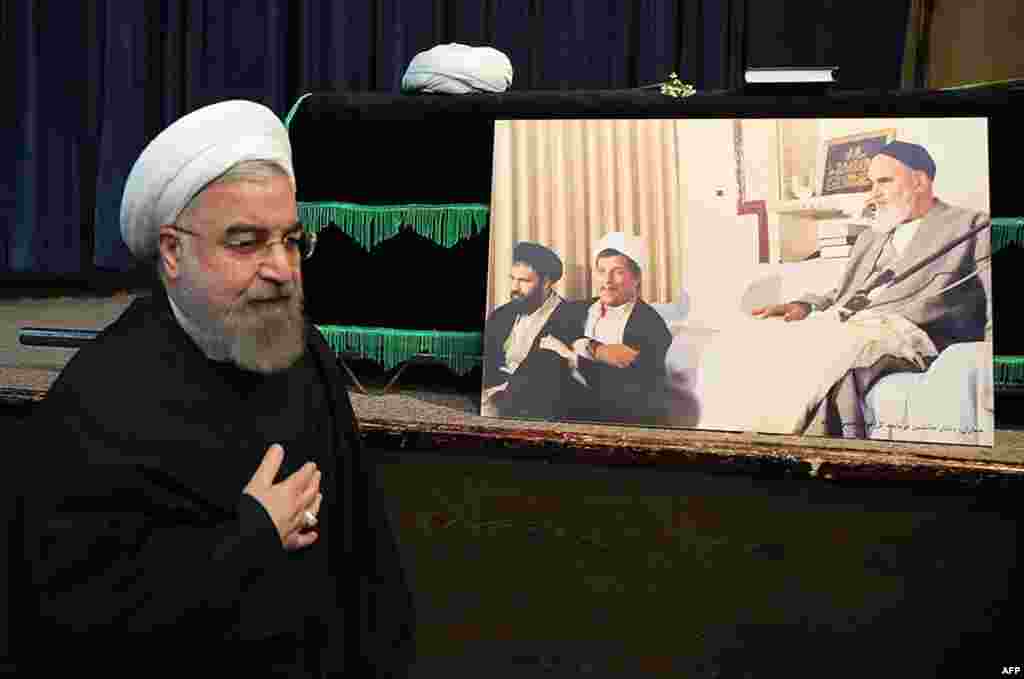 حسن روحانی، رئیس‌جمهوری ایران که از حمایت آیت‌الله رفسنجانی بهره می‌برد در حسینیه جماران.
