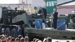 Лукашенко во время выступления на Минском заводе коловых тягачей, когда рабочие кричали ему: "Уходи!", 17 августа