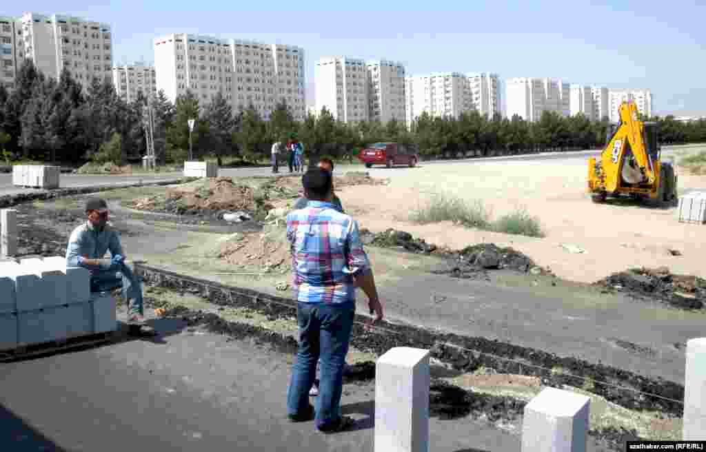 На улице Баба Аннанова осуществляют ремонтные работы, Ашхабад. 