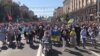 Першими у колоні рухаються матері і вдови загиблих