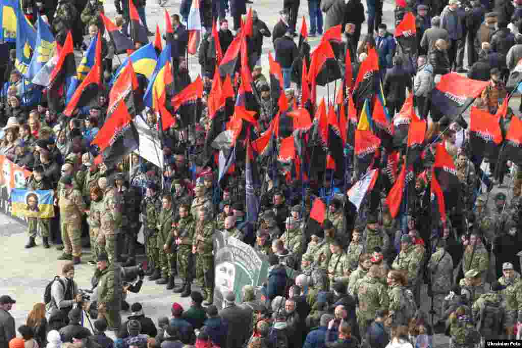 Около двух тысяч активистов всеукраинского объединения "Свобода" и националистической организации "Правый сектор" (в России признана экстремистской и запрещена) на акции в Киеве 14 октября. 