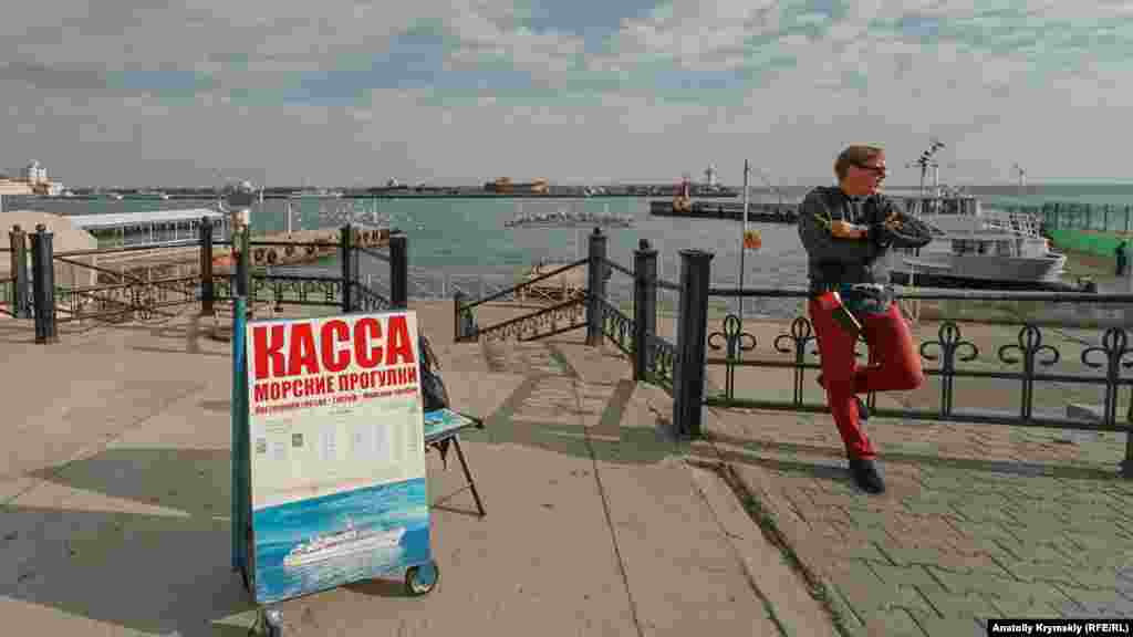 «Зазивала» на морські прогулянки в очікуванні клієнтів