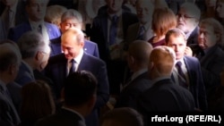 Сергей Лушников в числе охранников Владимира Путина на Петербургском культурном форуме в 2017 году.