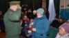 Аскын районында хәрби комиссар сугышта улы вафат булган анага бүләк тапшыра