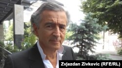 Bernard Henri Lévy spune că imaginea eroismului în Europa este Zelenski. „Astăzi, dacă există o întruchipare a vechilor valori europene ale cavalerismului, acesta este el”. Putin a așteptat o „fereastră de oportunitate”, dar Occidentul putea să prevină războiul.