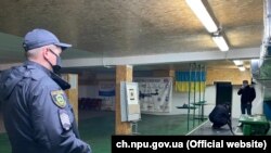 Правоохоронці встановили, що учень 9 класу під час тренування з кульової стрільби, зазнав поранення, коли тренер-викладач вийшов із приміщення тиру
