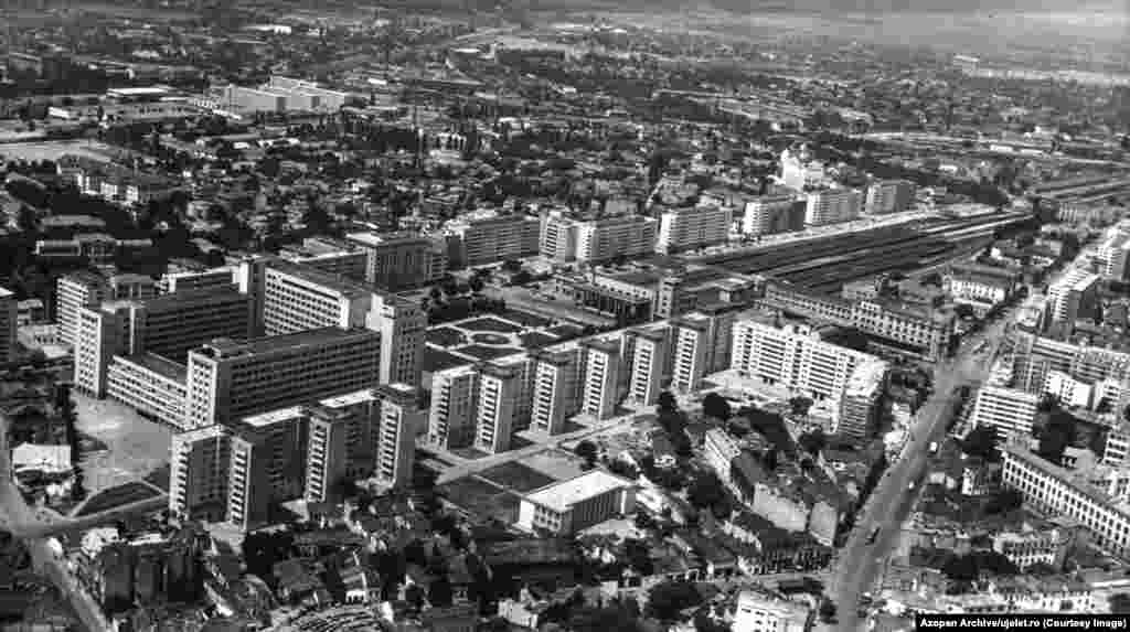 Pogled iz vazduha na željezničku stanicu Gare du Nord u Bukureštu. Edgar Szocs, koji je kreirao online arhivu, rekao je za Radio Slobodna Evropa da je ideja nastala nakon što je saznao za desetine kutija sa fotografijama koje su fotografi Uj Eleta snimili, a koje čame u biblioteci u rumunskoj regiji Transilvaniji.