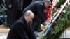 Прем'єр-міністр Росії Володимир Путін (ліворуч) і його польський колега Дональд Туск під час церемонії покладання вінка до меморіального комплексу в Катині, 7 квітня 2010 року