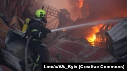 Пожарникари гаснат пожар во деловна зграда по руски ракетен напад во Киев рано на 6 април