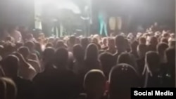 Скриншот од видео објавено од медиуми, за кое се вели дека е направено од забава во угостителскиот објект „Аватар“ во Струмица, каде граѓани не ги почитуваат мерките за заштита од Ковид-19. Од менаџментот на „Аватар“ велат дека скоро во секој локал во градот има слични забави.