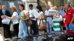 Граѓани чекаат пред амбасада за виза. Можно ли е повторно воведување на визи?