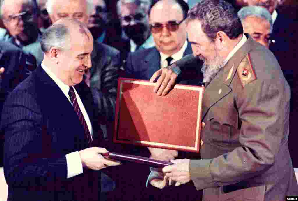 Castro (desno) i tadašnji sovjetski lider Mihail Gorbačov razmjenjuju dokumente nakon potpisivanja sporazuma u Havani, 1989.