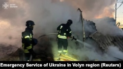 Пожарникари работат на местото на рускиот ракетен напад во областа Волин во Украина на 28 ноември.