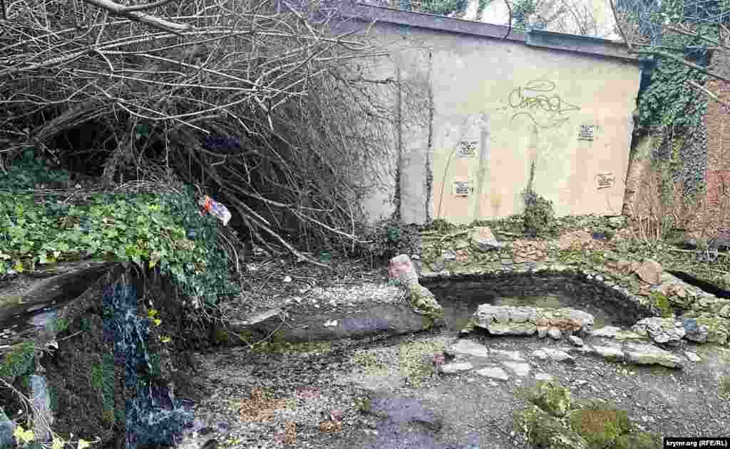 Там знаходиться те, що раніше називалося фонтаном. Він наповнюється водою з одного джерела, що б&#39;ється з-під вапнякової породи балки