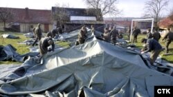 Илустрација, чешки војници поставуваат шатори во близина на експлодираниот магацин за муниција во Врбтенице во 2014 година