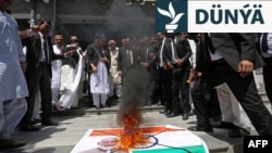 Aklawçylar 28-nji aprelde Pakistanyň Multan şäherinde Hindistana garşy geçirilen demonstrasiýada Hindistanyň milli baýdagyny we premýer-ministr Narendra Modiniň suratyny oda berdiler.