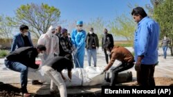 ايران کې په تېرو څلورويشتو ساعتونو کې کرونا ویروس له امله ۱۱۷ کسان مړه شوي دي.