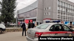 Полиција пред Универзитетот во Перм по пукањето во кое загинаа осум лица, а неколкумина се повредени