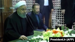 حسن روحانی بر مزار آیت‌الله خمینی، بنیانگذار جمهوری اسلامی 
