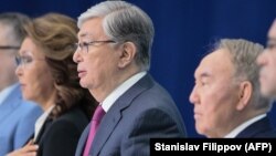 На встрече партии власти — президент Казахстана Касым-Жомарт Токаев (в центре) рядом с бывшим президентом страны Нурсултаном Назарбаевым и его старшей дочерью Даригой Назарбаевой, ставшей спикером сената парламента. Нур-Султан, 23 апреля 2019 года.