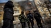 Pompierii sting un incendiu care a cuprins un bloc după un atac cu rachete rusești în Bahmut, 7 decembrie.