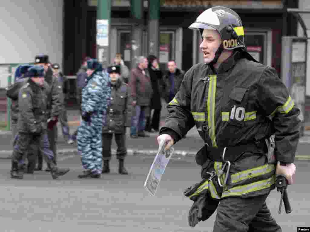 Москва, ранок 29 березня, станція метро «Луб'янка»