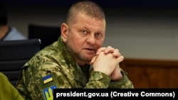 Видання, посилаючись на слова Валерія Залужного, пише, що Росія уже в січні або навесні може розпочати велику атаку з Донбасу, з півдня або навіть з Білорусі.