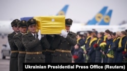 Војници во Украина ги носат жртвите од соборениот Украински меѓународен лет 752.