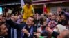 Архивска фотографија од локалните избори во Турција: Имамоглу со поддржувачи во Истанбул